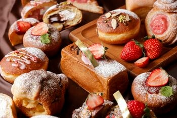 【メゾン・イチ プリュス越谷レイクタウン店】冬のシーズン限定！贅沢な「あまおう苺」を味わう新作パンを販売開始