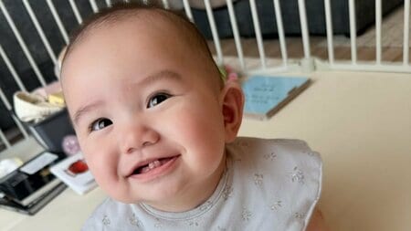 「前世うさぎちゃん」ぴょんぴょん“オリジナルずりばい”を披露する生後7ヶ月赤ちゃんが可愛すぎ！運動神経の良さ感じる動きに反響【激かわキッズ奇跡の瞬間】