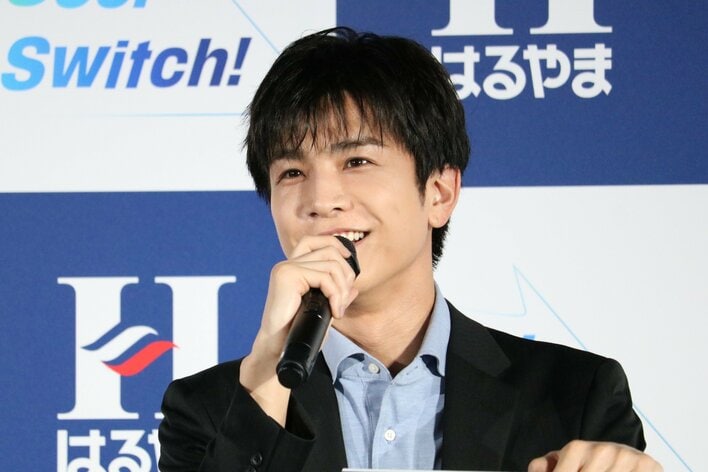 【写真】岩田剛典 黒スーツ姿の微笑みショットなどを見る