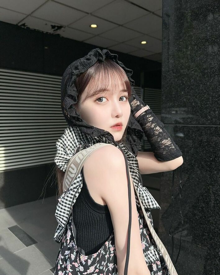 佐藤ノア シックなノースリーブワンピースコーデを披露 真っ白陶器肌の