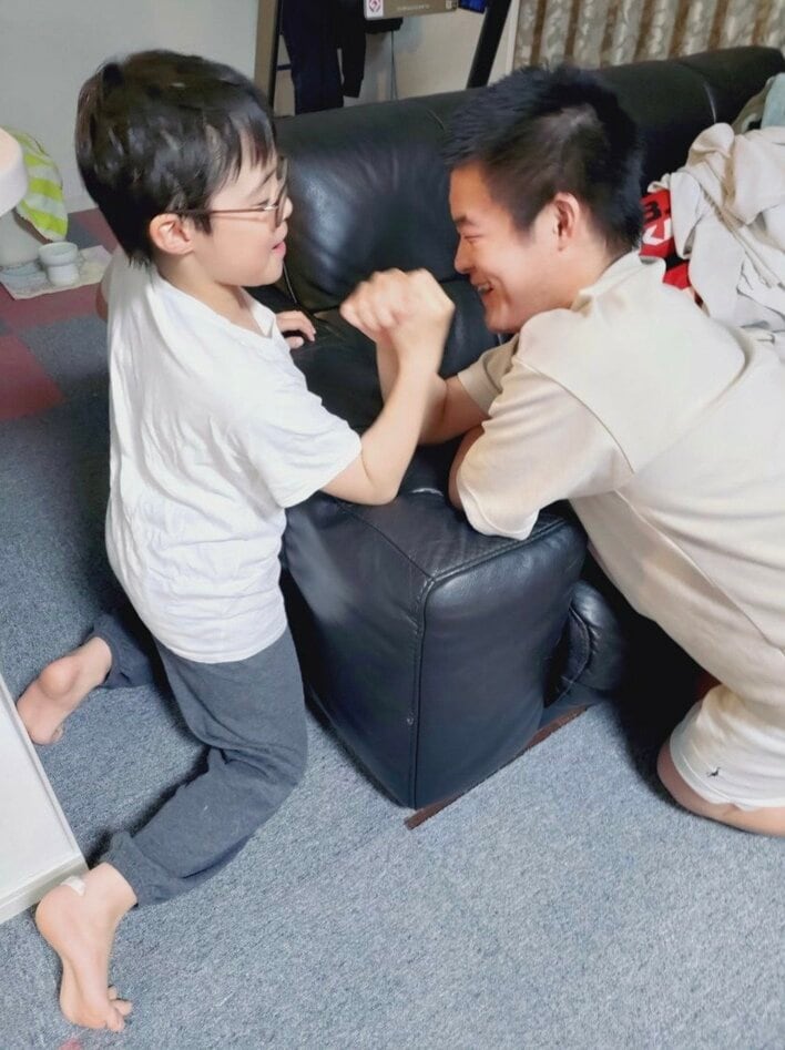山田花子 自宅で息子2人の“インチキ腕相撲”対決ショット公開！次男の