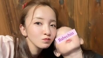 板野友美 愛娘が“チュー”！実妹を豪華自宅に招き3歳娘の創作料理も！？「大好き」のほっこり親子ラリーに「癒しをありがとう」