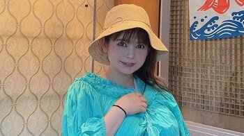妊娠中の中川翔子 母と共に亡き父へのお墓参りで“双子の報告”  幼少期 父との2Sも公開　「素敵すぎる親子」と反響