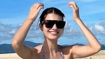 マギー  ビキニ姿で美腹筋＆美背中を披露！海に浮かぶ様子や砂浜を歩くSNS映えな写真に「ステキすぎてまぶしい！」の声