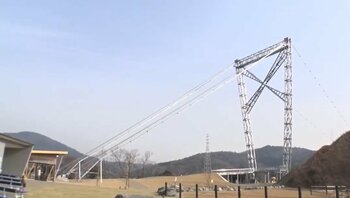 日本一の歩く“絶叫”つり橋、下が丸見えの階段でバンジー並みの恐怖…この春、関西にオープンした「GRAVITATE OSAKA」の裏側に迫る