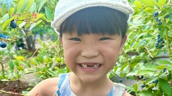 「まるで妖精みたい」ののちゃん姉妹 ペアルックでブルーベリー狩り満喫！真剣な横顔やキラキラ笑顔などファン癒やされる