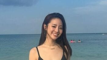 「背中めっちゃ綺麗！」中町綾 ハワイで美ボディ際立つ黒ビキニ姿披露 髪の毛かき上げショットはまるでCM！？