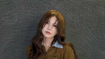 益若つばさ “絶対領域”あらわなミニスカ姿披露！「破壊力バツグン」ファン絶賛の美脚ショット公開