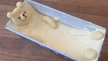 かわいいクマのケーキを焼いたら…“衝撃の焼き上がり”に「おもろすぎて震えてる」「リバウンドケーキ…」とSNS大爆笑！顔の変化にも注目