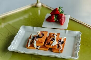 蔵前の焼きたてカヌレ専門店「KURAMAE CANNELE」と上野駅構内の「KURAMAE CANNELE エキュート上野店」にて、5月10日（日）までの限定。『苺とホワイトチョコのフィナンシェ』発売