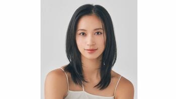 高橋ユウ 夫・卜部弘嵩＆息子たちとおでかけスポットへ！ヤギにエサを与える息子たちのほっこりショットも