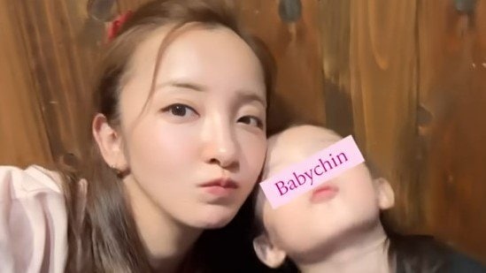 板野友美 愛娘が“チュー”！実妹を豪華自宅に招き3歳娘の創作料理も！？「大好き」のほっこり親子ラリーに「癒しをありがとう」