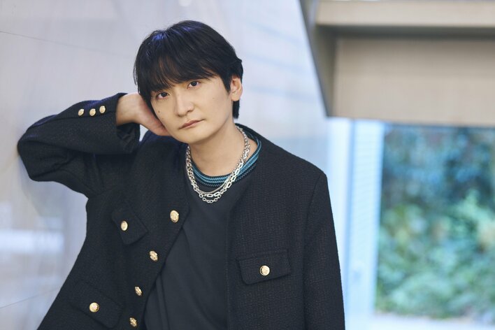 【写真】ヒーローのポーズをしたり、緑をバックに微笑みを見せる島﨑信長の写真を見る