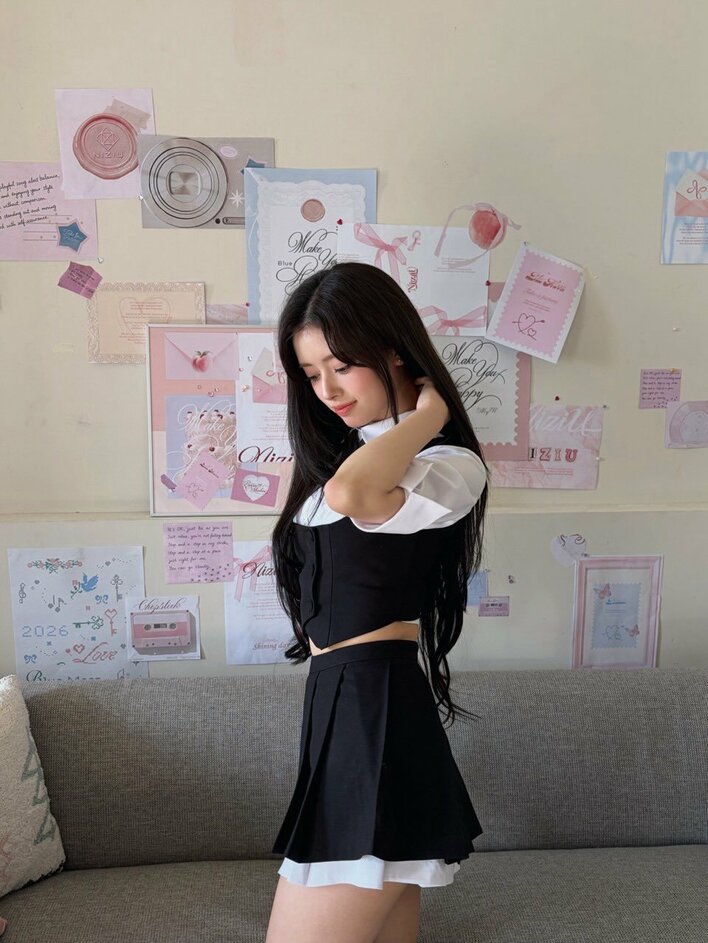 NiziU・RIMA “絶対領域”見せ白ニーハイ×ミニスカの“レベチ”なスタイル
