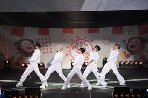 【独占＆写真33枚】会場が熱狂で揺れた！TOMORROW X TOGETHERが迫力のパフォーマンスで視線を釘付け！ちいかわ・ハチワレ・めざましくんと可愛すぎるコラボも『めざましライブ2025』