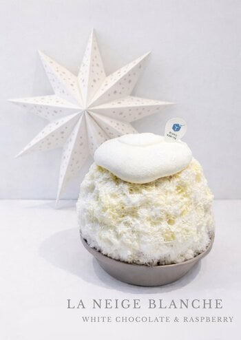 真っ白な雪の中に、淡いピンク。冬のスイーツかき氷！