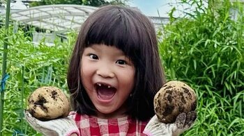 「とったぞー！」ののちゃん(7) 姉妹で“お芋掘り”体験！豪快に口を開けた元気な姿に「たくましく育ってますね！」