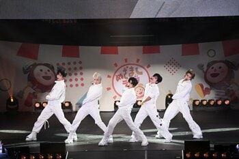 【独占＆写真33枚】会場が熱狂で揺れた！TOMORROW X TOGETHERが迫力のパフォーマンスで視線を釘付け！ちいかわ・ハチワレ・めざましくんと可愛すぎるコラボも『めざましライブ2025』
