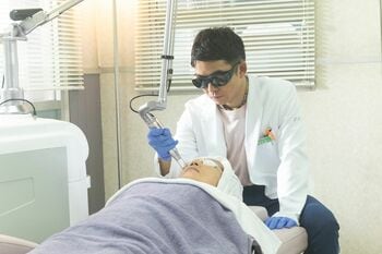 享（仲野太賀）が父・敬三（生瀬勝久）と美容クリニック開業！美容医療に潜む危険＜『新宿野戦病院』第3話完全版＞