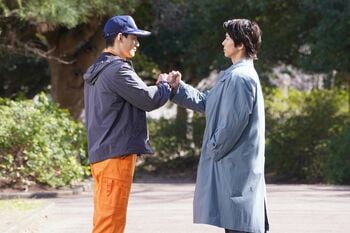 意見が対立する晴原（山下智久）と優吾（水上恒司）が吹雪の中、間一髪で仲間を救助＜『ブルーモーメント』第2話完全版＞