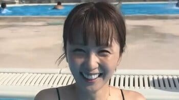 Dream Ami 美脚＆美背中際立つ黒水着姿を披露！伊豆大島のビーチやプールでの夏満喫ショットに「笑顔と美脚は天下一品」