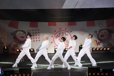 【独占＆写真33枚】会場が熱狂で揺れた！TOMORROW X TOGETHERが迫力のパフォーマンスで視線を釘付け！ちいかわ・ハチワレ・めざましくんと可愛すぎるコラボも『めざましライブ2025』