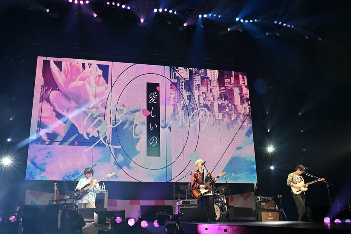 【独占&写真22枚】マルシィがリリースしたばかりの新曲『隣で』をライブ初披露!会場とちいかわ&ハチワレもみんなでジャンプ!『めざましライブ2025』