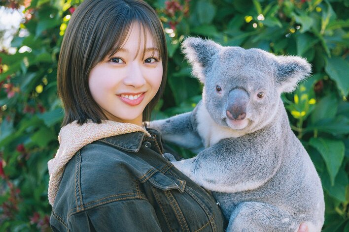 日向坂46・富田鈴花 サーフテイストな水着カット解禁！ 太陽に照らされ