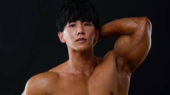 「ハルクじゃん」横川尚隆 筋肉ゴツゴツ背中を披露！インパクト大な姿に「ユーラシア大陸あるやん」「これもう壁だろ」と話題