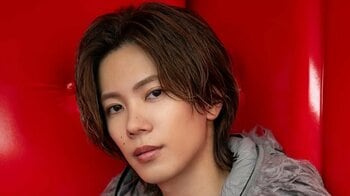 「横顔が彫刻のよう」神宮寺勇太 コーンロウ＆刈り上げヘアを披露！さらに七三分けの個性的な姿など Number_i 新曲MVオフショット大公開