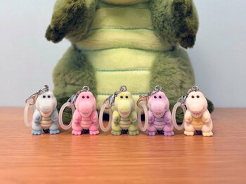 SNSで話題沸騰のワニ！ふわふわフロッキー×つながる、癒しのチャームが登場 　『つながリングチャーム ワーリーフレンズ』 2026年7月中旬 発売予定 