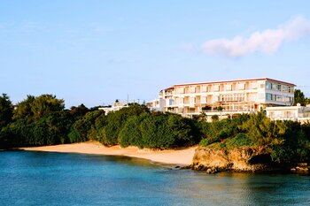 ネストホテルジャパンが沖縄県中頭郡読谷村にリゾートホテル「Anse Yomitan Toya」を4月1日に開業