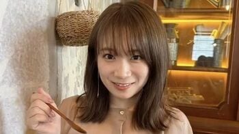 秋元真夏  思わず二ヤけちゃう！？彼女感あふれるデート風動画を公開　カメラに向かって“あーん”とする様子も！