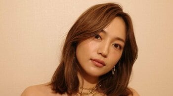 「上手で凄い」川口春奈 ゴルフの力強いスイングを披露！髪を1つにまとめて真剣なまなざしでボールに集中「いい感じに力が抜けてる」