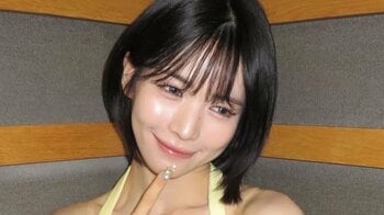 「すんごい清楚」NiziU・MAYA 美腹筋輝く爽やかショット披露！髪形ガラリの雰囲気違いの2パターンで夏らしさ全開「透明感えぐ過ぎ」