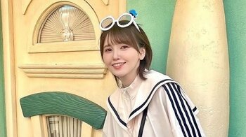 「ディズニーに似合う声優NO.1 」鬼頭明里 “ドナルドコーデ”でディズニーを満喫！笑顔あふれるショットに「プリンセスにしか見えない」「めっちゃ楽しそう」