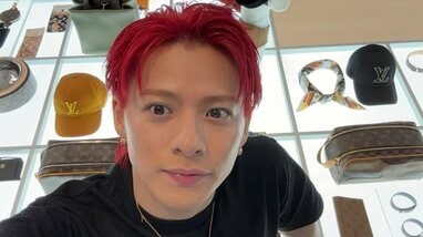 ヘアゴム  かっこいい赤黒ジャラ^^！ハロウィン でもそうじゃなくても♡ はい、恋♡」平野紫耀 赤髪×黒スーツの“バチイケ”ショット披露！ふと
