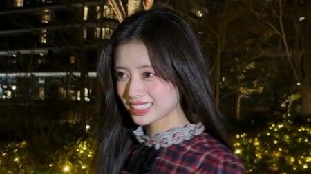 「雰囲気が御令嬢」NiziU・RIMA 家族ディナーで豪華料理“もぐもぐショット”公開！ガーリーなミニ丈ワンピでのおちゃめな表情に「完璧なビジュアル」