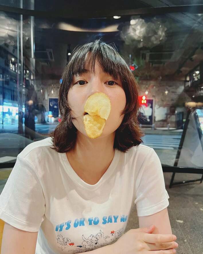 【画像4枚】肩上ボブヘアにイメチェンしたのんのポテチ頬張るおちゃめショットを見る