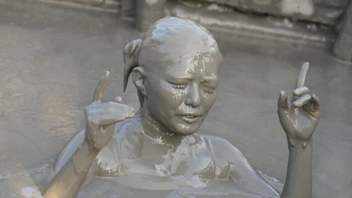 「銅像かと笑」井上咲楽 中川安奈と水着姿の泥まみれショットを披露！沈まない泥温泉で“でんぐり返し”の衝撃姿「度胸が凄い！」