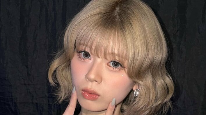 「珍しい」NiziU・RIKU 金髪ツインテール×白ニーハイの“天使級”ガーリーコーデ披露！上目遣いでじっと見つめる姿に「ほんまにえぐい」