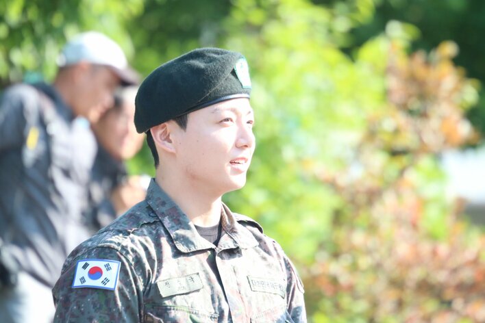 BTSのJIMINさんとJUNG KOOKさんが除隊 今月中に全員が兵役終了へ