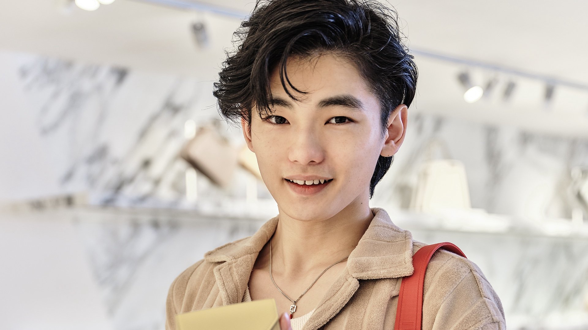 冨永愛の息子・冨永章胤（19）FENDI「母の日のスペシャルムービー」に