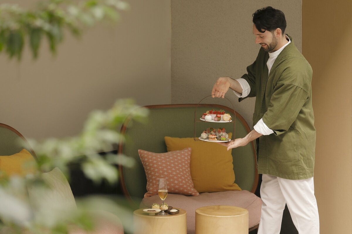 ホテルに咲く枝垂れ桜と桜アフタヌーンティーで春を満喫。 自然派