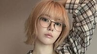 LE SSERAFIM・SAKURA「プロ並み」の手編み作品を披露！美デコルテ見せのリラックスコーデで没頭する姿に「最高すぎる」