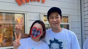 「大人気」パンサー尾形・妻 娘と愛犬の熾烈な“パパの膝”争奪戦を公開！ベタベタな愛情表現に癒やしの表情「ウルっとくる」「微笑ましい…」