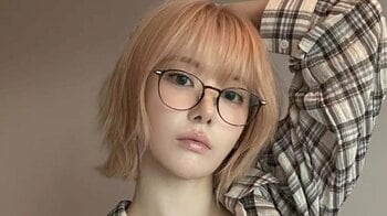 LE SSERAFIM・SAKURA「プロ並み」の手編み作品を披露！美デコルテ見せのリラックスコーデで没頭する姿に「最高すぎる」