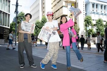菅田将暉、二階堂ふみ、神木隆之介が渋谷PARCO前にサプライズ登場！サンスポ特別号外を手渡し『もしもこの世が舞台なら、楽屋はどこにあるのだろう』