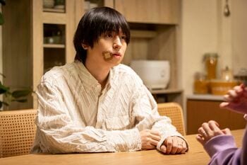 2つの世界に奇妙なズレがあると気づいた幹太（伊野尾慧）となつめ（伊原六花）は、ある人物の行動に違和感を覚え…『パラレル夫婦』第5話