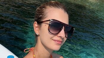 「まっ…眩しい」マギー ビキニ姿でクロアチアのアドリア海を満喫！腹筋＆美背中際立つ優雅なショットに「全部見惚れちゃう」